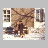 104-1076 Stobingen im Winter. Das Wohnhaus Klein mit seinen neuen Besitzern Nina und Alexander.jpg